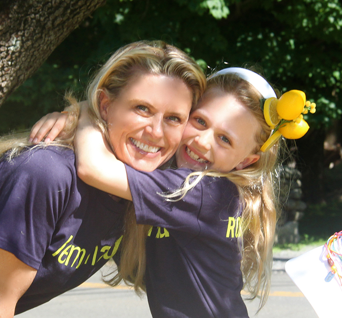 Katarina-Forstmann-lemonade-stand-robinhood-foundation-with-mother